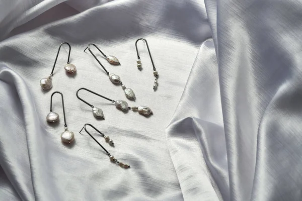 Elegantes pendientes colgantes en plata de ley con perlas —  Fotos de Stock