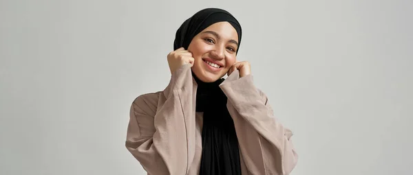 Мила молода арабська жінка в хіджабі посміхається широко — стокове фото