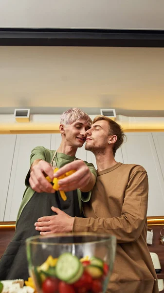 Selective focus on hugging homosexual male couple — Fotografia de Stock