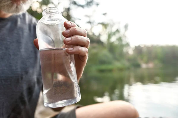Закрыть вид на бутылку воды в руках — стоковое фото