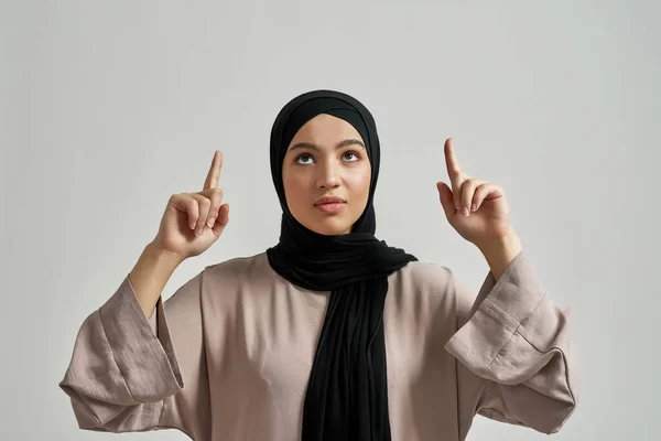 年轻快乐的阿拉伯女子，头戴头巾，手指头尖着 — 图库照片