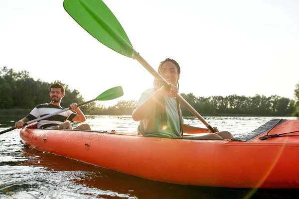 Felice giovane coppia di amici divertirsi in kayak in un pomeriggio di fine estate — Foto Stock