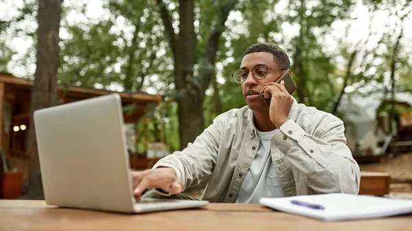 Junger Afroamerikaner telefoniert im Freien — Stockfoto