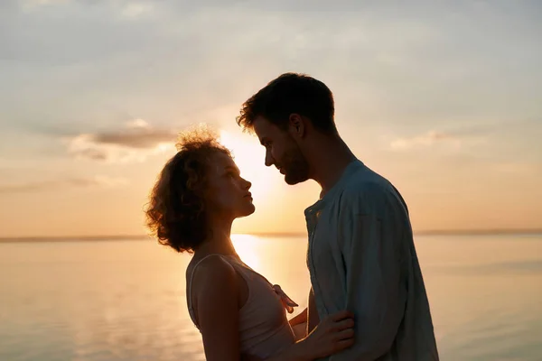 Portrait de jeune homme et femme sensuelle au coucher du soleil — Photo