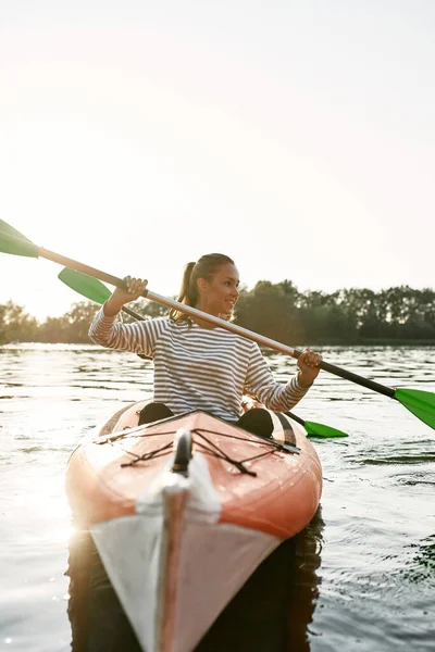 Felice giovane signora a piedi in kayak insieme con la sua amica in una giornata estiva — Foto Stock