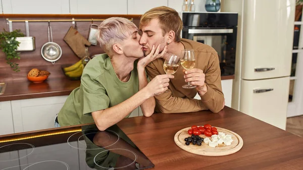 Stesso sesso coppia maschile teneramente baciare e bere vino — Foto Stock