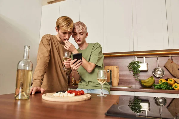 Ομοφυλόφιλο αρσενικό ζευγάρι που ψάχνει σε οθόνη smartphone — Φωτογραφία Αρχείου