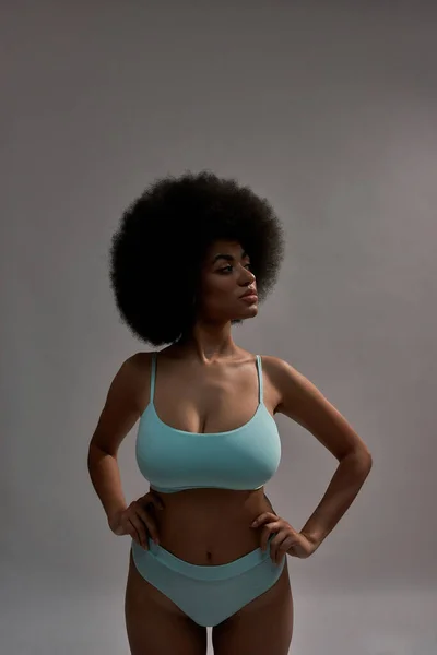 Joven mujer afroamericana con peinado afro —  Fotos de Stock