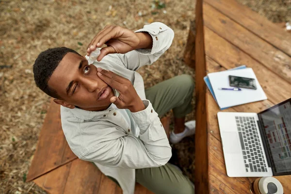 Junger afrikanisch-amerikanischer Mann benutzt Augentropfen — Stockfoto