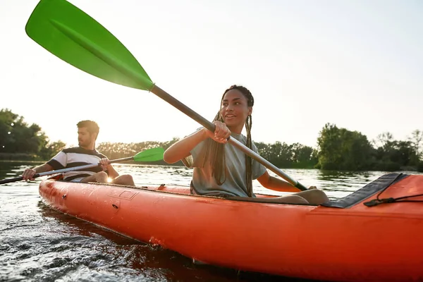 Deportiva pareja joven, novio y novia se divierten en kayak en una tarde de verano — Foto de Stock