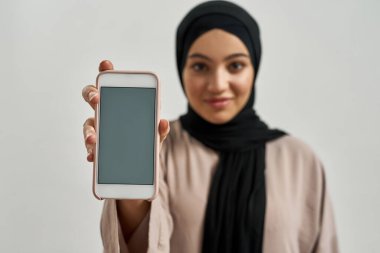 Ellerdeki boş akıllı telefon ekranına seçmeli odaklan
