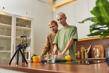 Aynı cinsiyetten beyaz erkek çift video bloğu çekiyor