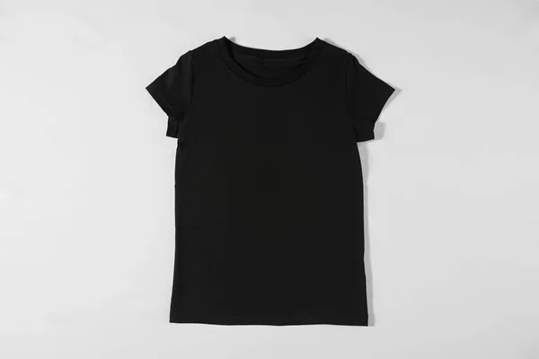 T-shirt elegante escuro em um fundo branco — Fotografia de Stock