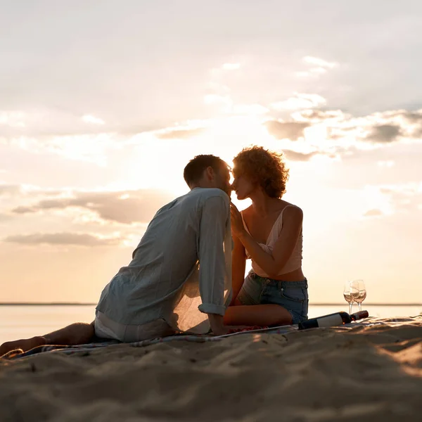 Beijo terno de jovem caucasiano homem e mulher — Fotografia de Stock