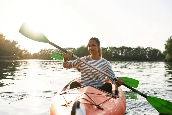 Bella giovane donna che si diverte a camminare in kayak insieme al suo ragazzo in una giornata estiva — Foto Stock