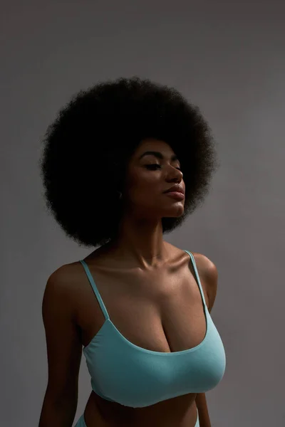 Retrato de una joven afroamericana en sujetador azul — Foto de Stock