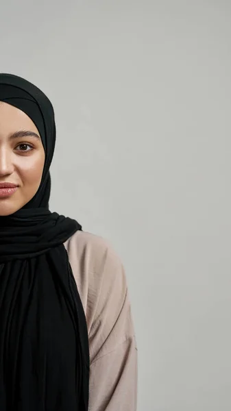 Mezza faccia di giovane donna araba in hijab nero — Foto Stock