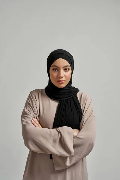Портрет молодой арабской девушки в черном хиджабе — стоковое фото