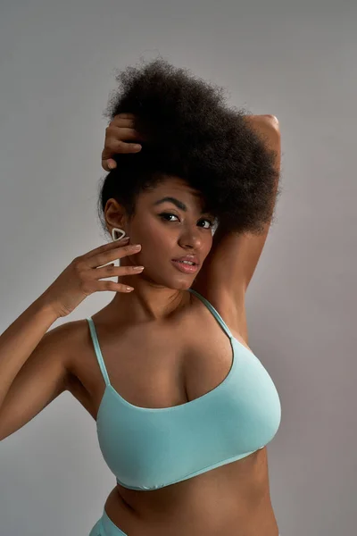 Portret van jonge Afrikaanse Amerikaanse vrouw in beha — Stockfoto