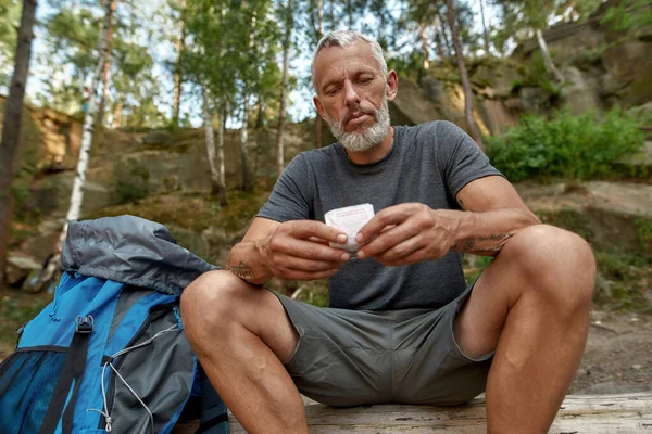 Kaukasische männliche Touristen mittleren Alters essen Snack — Stockfoto