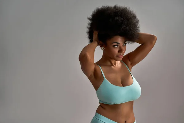 Seducente giovane donna afroamericana in lingerie blu — Foto Stock