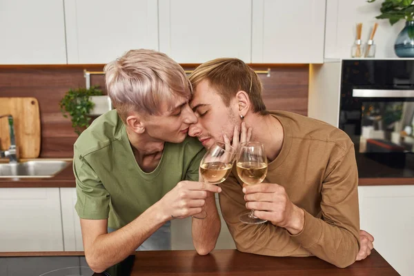Coppia maschile omosessuale teneramente baciare e bere vino — Foto Stock