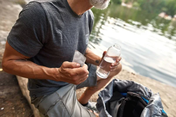 手の蒸留水のための錠剤に選択的な焦点 — ストック写真