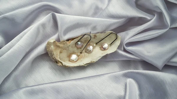 Par de pendientes colgantes en plata de ley con perlas —  Fotos de Stock