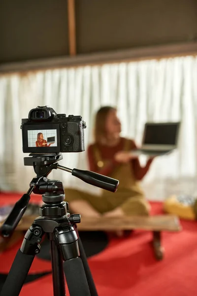 Frontansicht einer jungen Frau mit neuem Laptop, unkonzentriert — Stockfoto