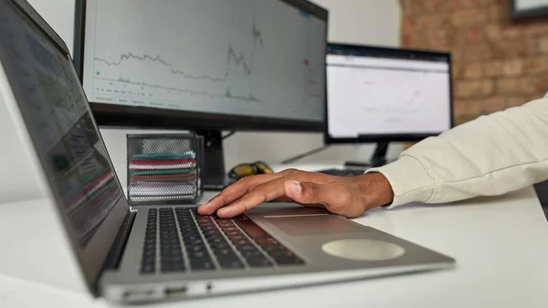 Primo piano di mano del commerciante maschile che lavora su un computer portatile, utilizzando il software online per analizzare le statistiche dei prezzi durante il trading da casa — Foto Stock