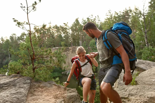 Happy young caucasian couple hiking in summer nature — Stock Photo, Image