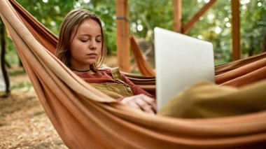 İnternette temiz havada sörf yapan genç bir kızın en iyi görüntüsü.