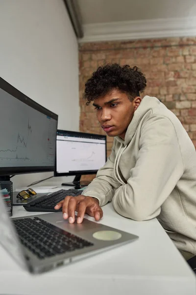 Porträt eines geschäftigen jungen Mannes Händler mit Online-Software zur Analyse von Preisstatistiken und Handel von zu Hause aus, um Gewinn zu machen — Stockfoto