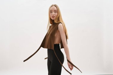 Çıplak göğüslerin üzerine örülmüş, şehvetli genç bir kadın.