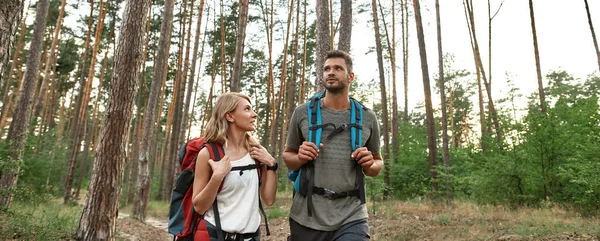 Glad ung kaukasisk man och kvinna vandring — Stockfoto
