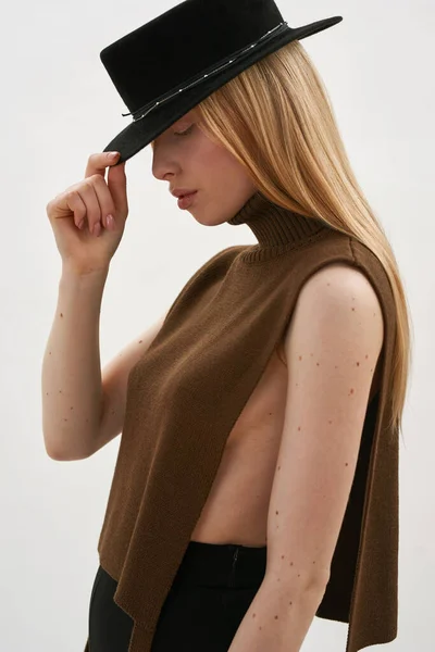 Όμορφη νεαρή κοπέλα με γυμνό στήθος φορώντας μοντέρνο καπέλο — Φωτογραφία Αρχείου