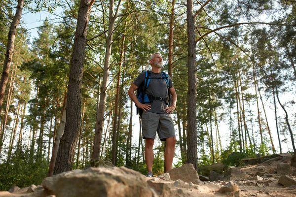 Bonito homem caucasiano de meia idade trekking sozinho — Fotografia de Stock