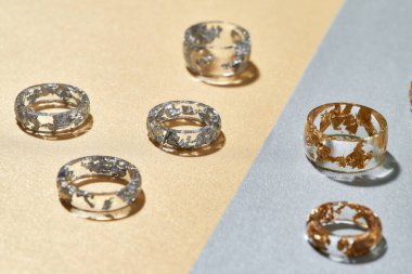 Farklı genişlikte akrilik halkalar koleksiyonu