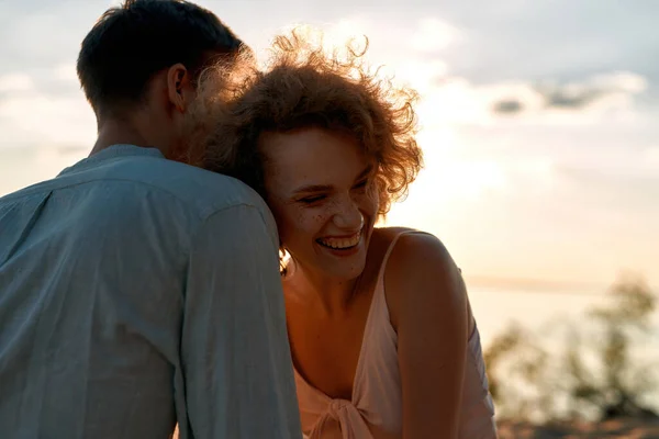 젊은 여자와 잘생긴 남자를 웃는 모습 — 스톡 사진