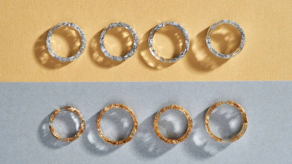 Heldere hars ringen met gouden en zilveren vulling — Stockfoto
