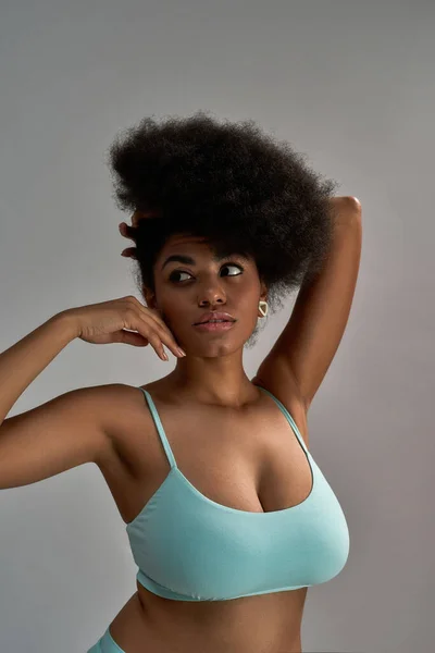 Ritratto di giovane donna afroamericana dai capelli ricci — Foto Stock