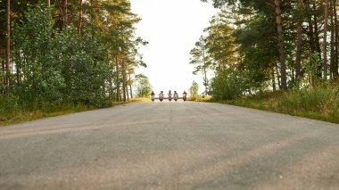 Aktif gençler arka arkaya scooterlara biniyor