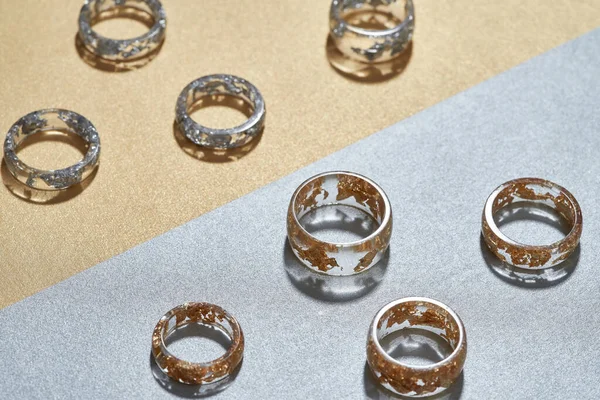 Anéis de resina transparente com enchimento de ouro e prata — Fotografia de Stock