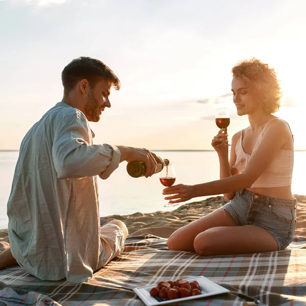 Alegre joven caucásico pareja llenar vasos con vino — Foto de Stock