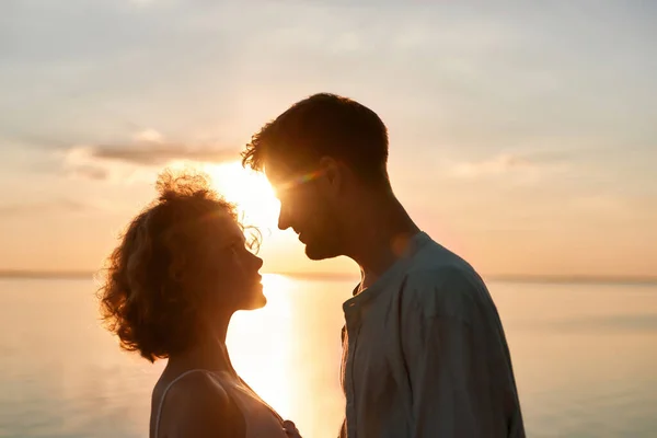 Portrait de jeune homme et femme au coucher du soleil — Photo