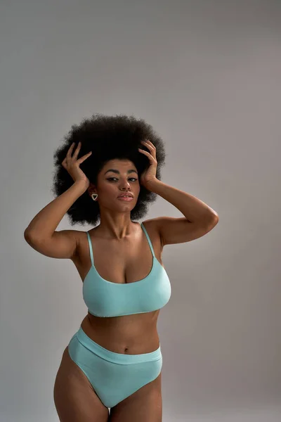 Séduisante jeune afro-américaine en lingerie bleue — Photo