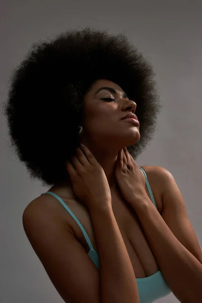Csábító fiatal afro-amerikai nő portréja — Stock Fotó