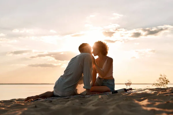 Sensual kiss of young caucasian man and woman — Stock Photo, Image