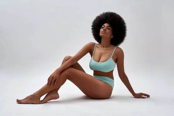 Verleidelijk jong Afrikaans amerikaans meisje in blauw lingerie — Stockfoto