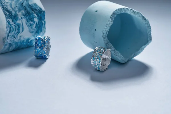 Anéis feitos à mão de metal prateado com esmalte azul decorado com elementos de concreto azul isolados sobre fundo claro — Fotografia de Stock